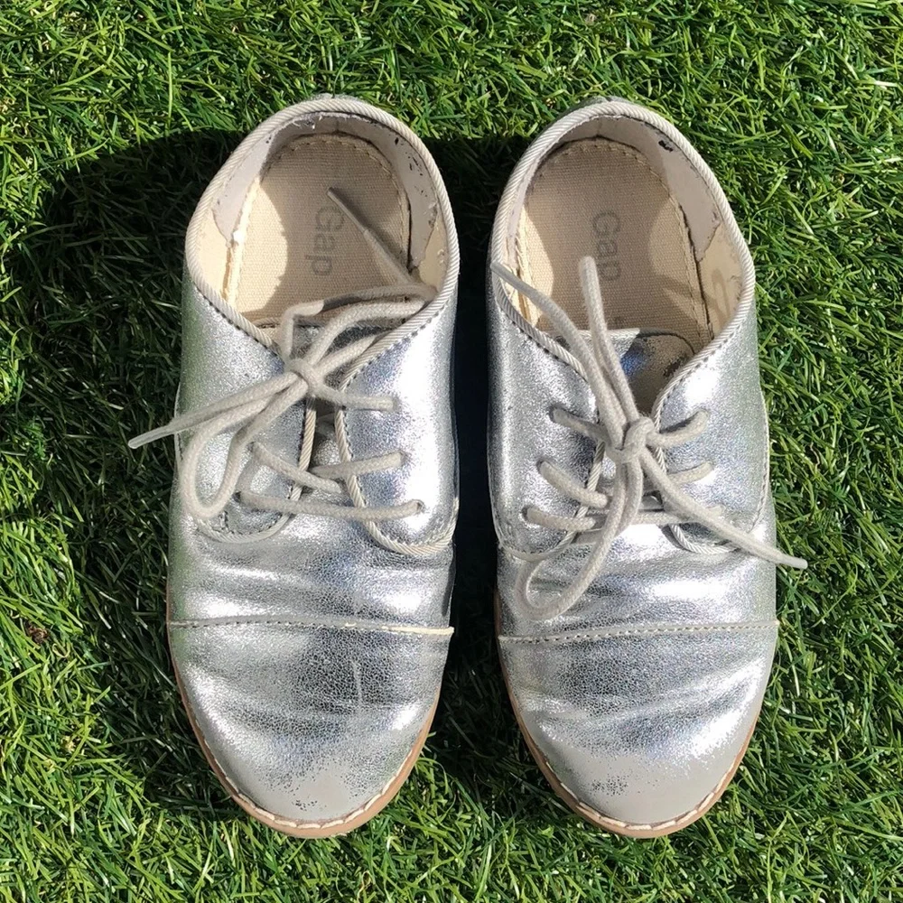 Gap silver Oxfords sz 10
